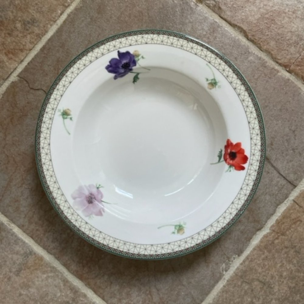MIKASA Poppy Memory Wide Rimmed Soup Bowl - RETIRED - Pristine Condition